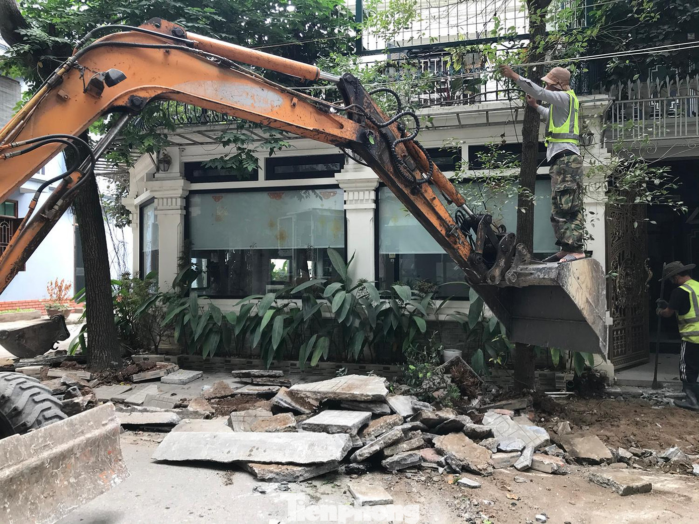 Máy xúc cào lớp lát vỉa hè cũ để thay mới bằng vật liệu giả đá. Ảnh: Trường Phong Máy xúc cào lớp lát vỉa hè cũ để thay mới bằng vật liệu giả đá. Ảnh: Trường Phong