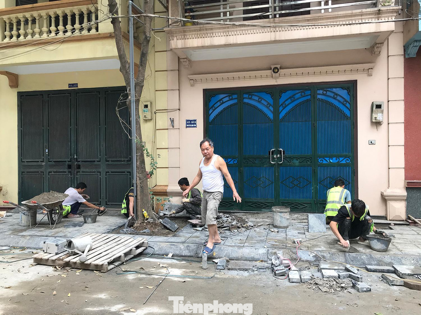 Đáng chú ý, theo ghi nhận của phóng viên Tiền Phong, nhiều tuyến đường trong Khu đô thị Định Công vẫn còn nhiều dây điện, dây cáp chưa được hạ ngầm. Ảnh: Trường Phong Đáng chú ý, theo ghi nhận của phóng viên Tiền Phong, nhiều tuyến đường trong Khu đô thị Định Công vẫn còn nhiều dây điện, dây cáp chưa được hạ ngầm. Ảnh: Trường Phong