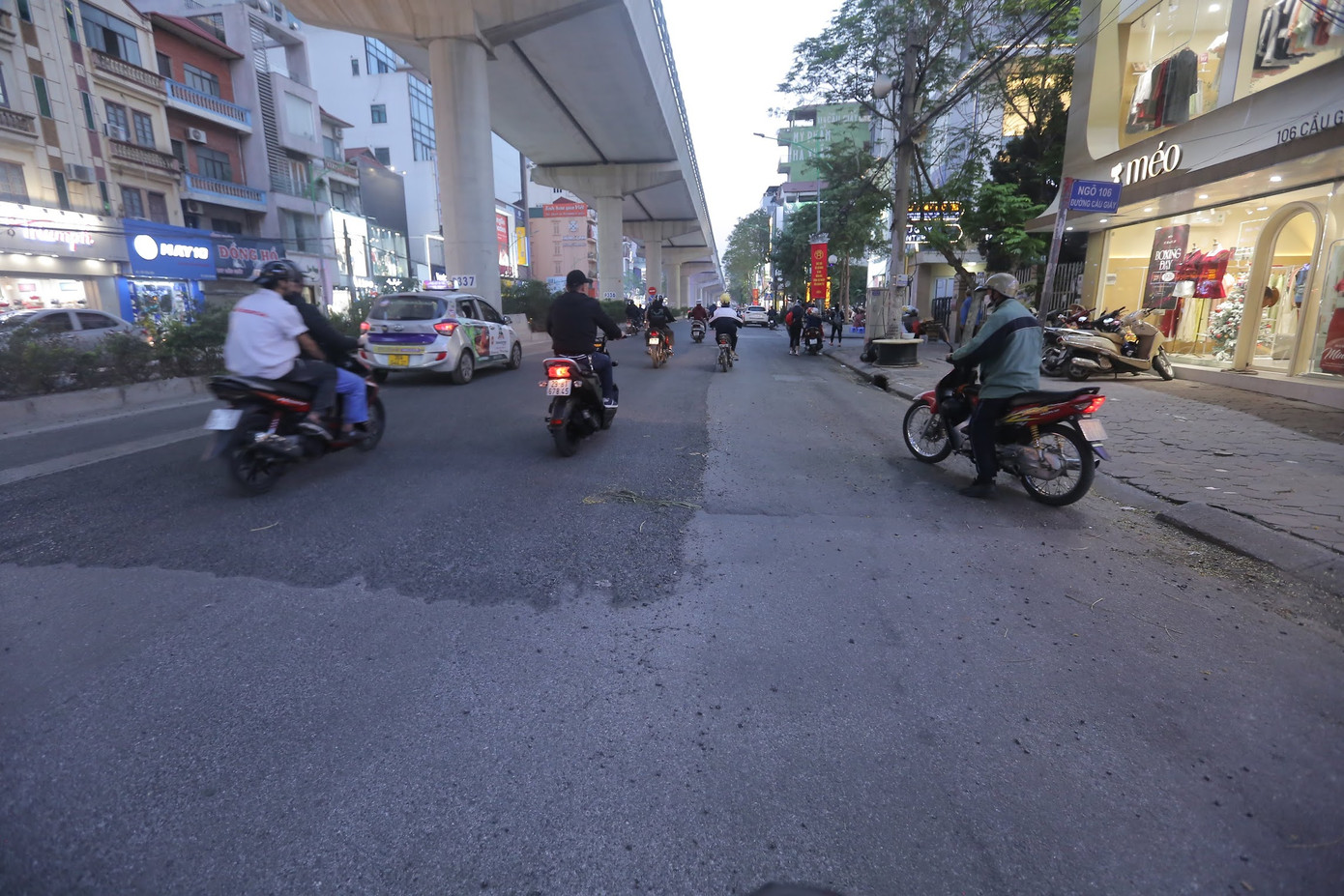 Trong thời gian sát Tết, công tác cải tạo, chỉnh trang, sửa chữa, thảm lại mặt đường và hoàn trả lại mặt đường ảnh hưởng khá lớn đến di chuyển của người dân. Ảnh: Duy Phạm