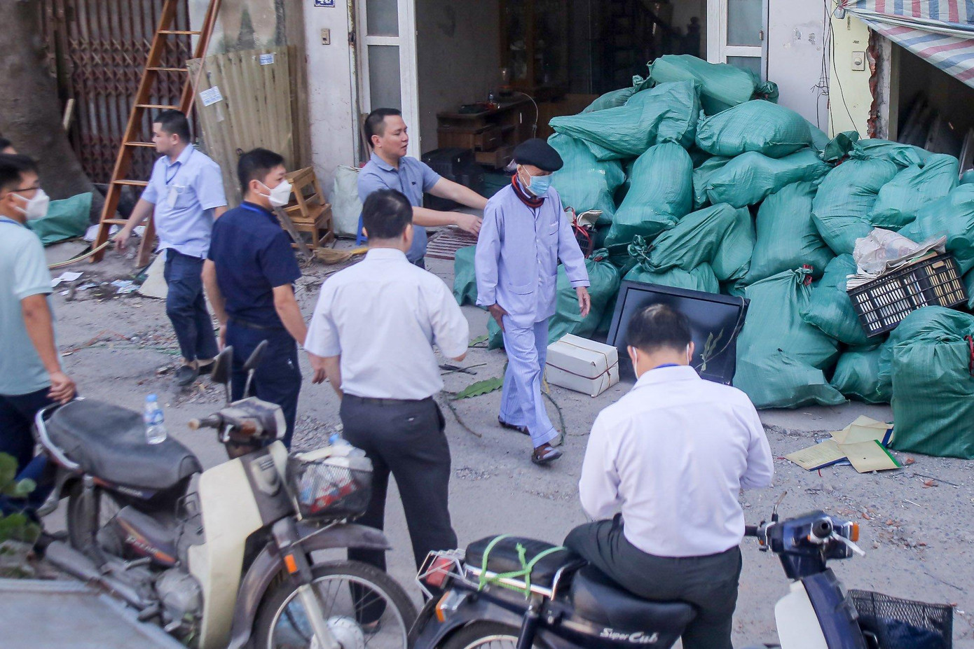 Trường hợp người cao tuổi được hỗ trợ di chuyển khỏi khu vực bàn giao mặt bằng. Ảnh: Duy Phạm Trường hợp người cao tuổi được hỗ trợ di chuyển khỏi khu vực bàn giao mặt bằng. Ảnh: Duy Phạm