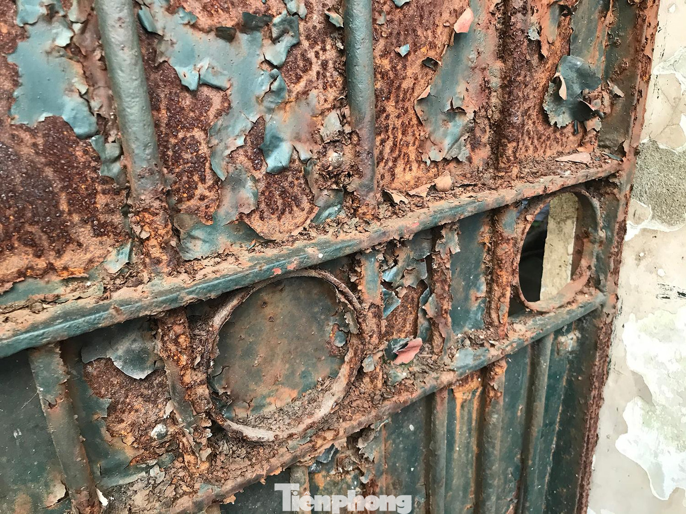 Cánh cửa sắt qua thời gian đã hoen gỉ, hư hỏng nặng.