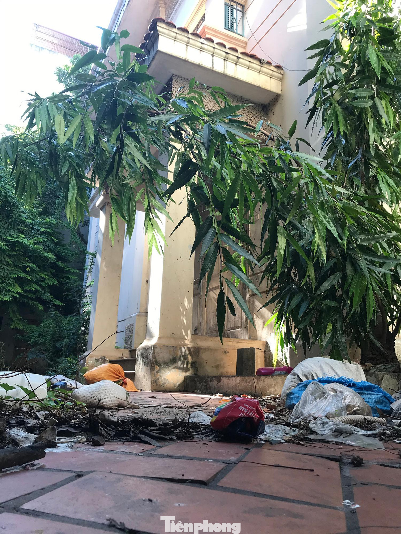 Chưa rõ số phận ngôi biệt thự đắt giá nằm ở trung tâm quận Hoàn Kiếm trong thời gian tới ra sao, sau nhiều năm hoang hoá. Ảnh: Trường Phong