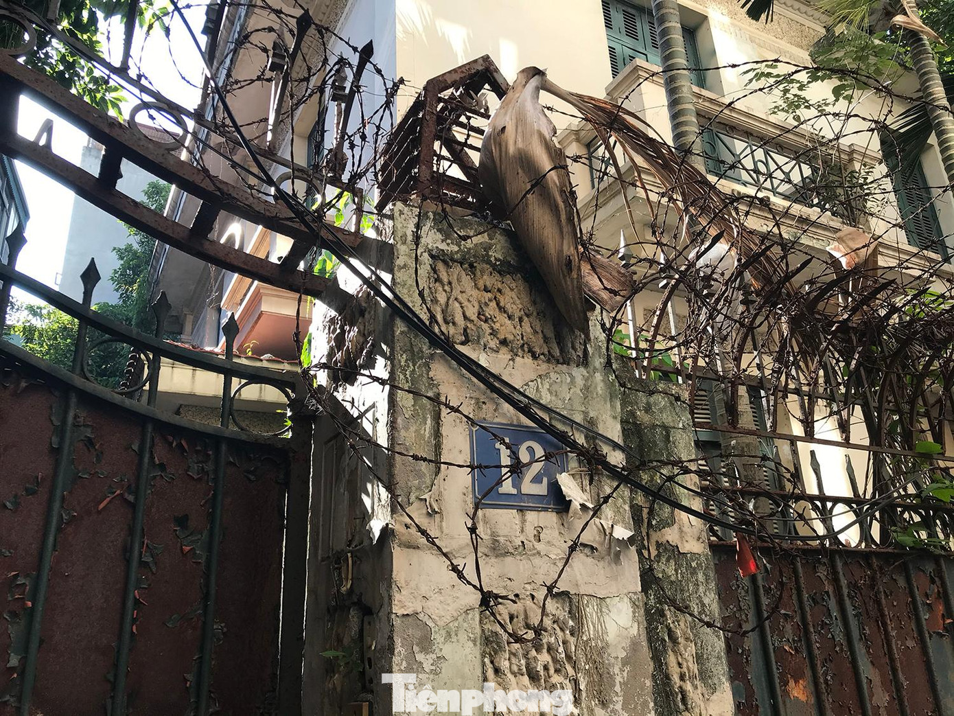 Biệt thự số 12 Nguyễn Chế Nghĩa bỏ hoang nhiều năm sau khi cựu Chủ tịch UBND thành phố Hà Nội Hoàng Văn Nghiên trả lại. Ảnh: Trường Phong Biệt thự số 12 Nguyễn Chế Nghĩa bỏ hoang nhiều năm sau khi cựu Chủ tịch UBND thành phố Hà Nội Hoàng Văn Nghiên trả lại. Ảnh: Trường Phong
