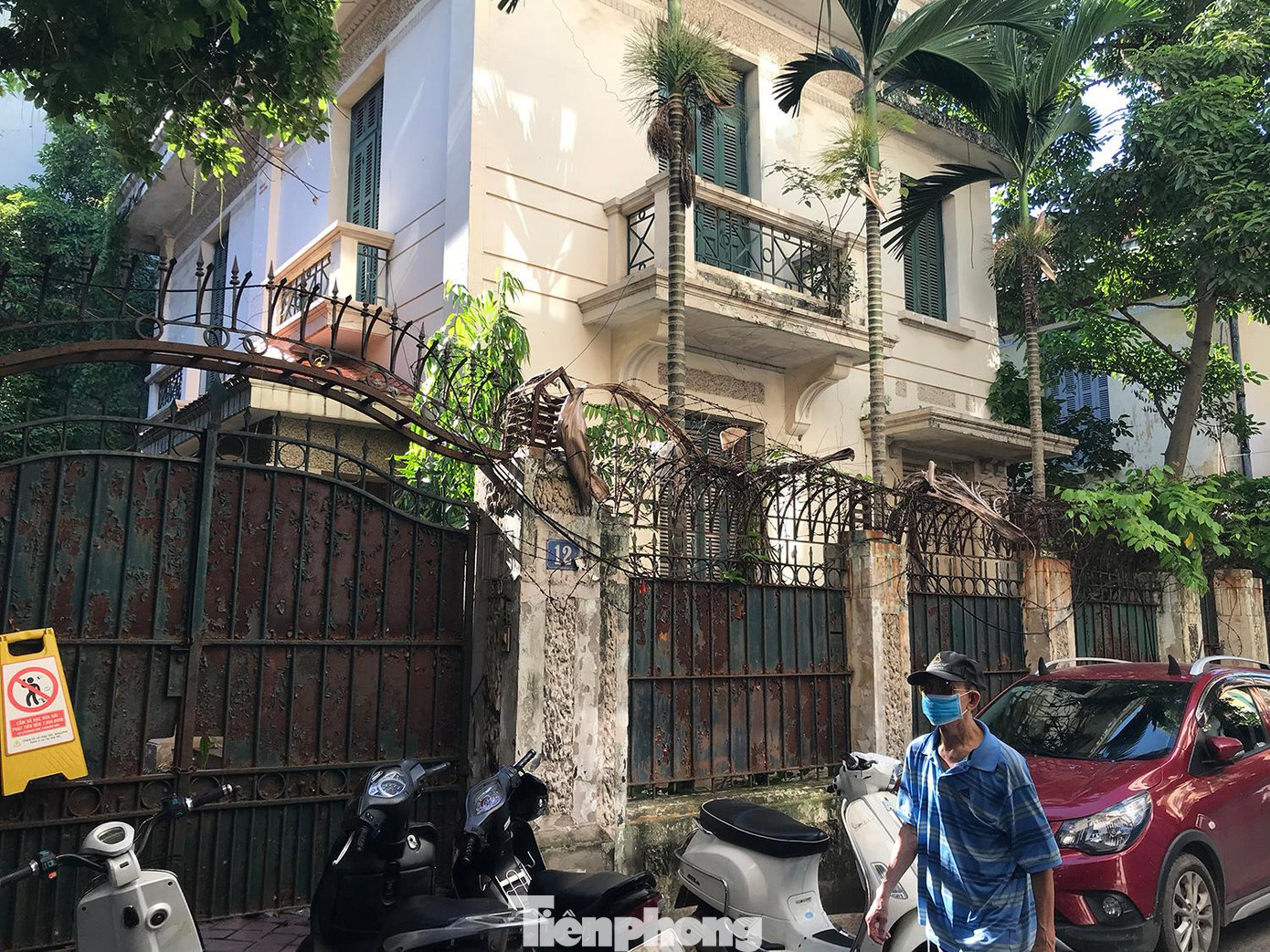 Đầu năm 2002, cựu Chủ tịch UBND thành phố Hà Nội Hoàng Văn Nghiên chuyển về khu biệt thự 12 Nguyễn Chế Nghĩa sinh sống dưới hình thức nhà thuê. Sau nhiều năm sinh sống trong ngôi biệt thự, đến cuối năm 2014, sau khi dư luận báo chí phản ánh, ông Hoàng Văn Nghiên chính thức trả lại ngôi biệt thự này cho thành phố Hà Nội. Ảnh: Trường Phong