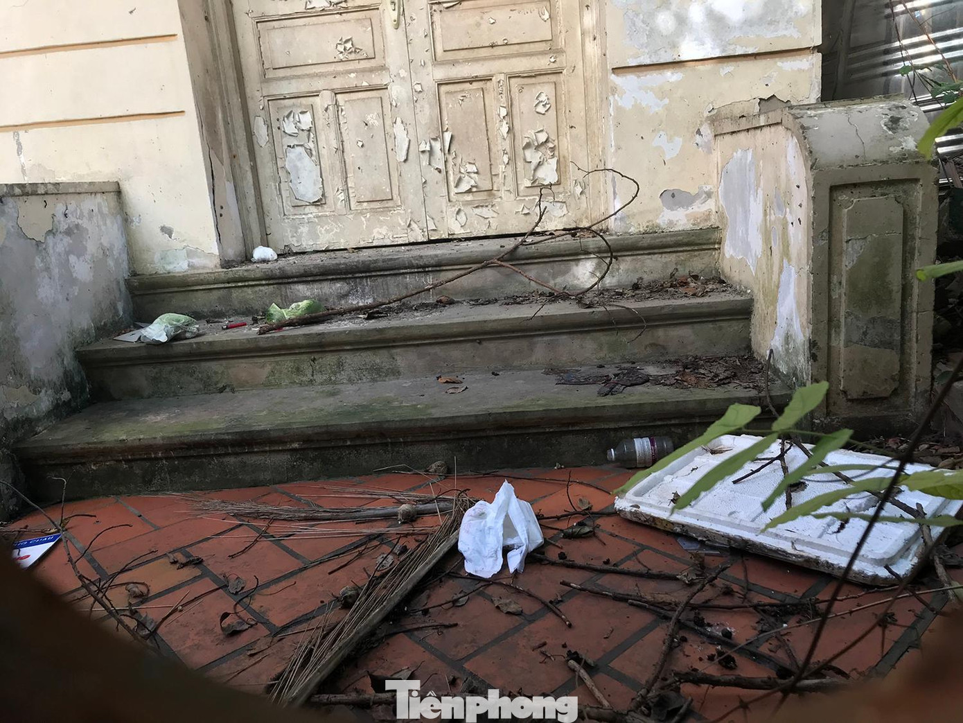 Cánh cửa vào trong ngôi nhà cũng hư hỏng nặng sau nhiều năm không có người sử dụng, tu sửa. Ảnh: Trường Phong