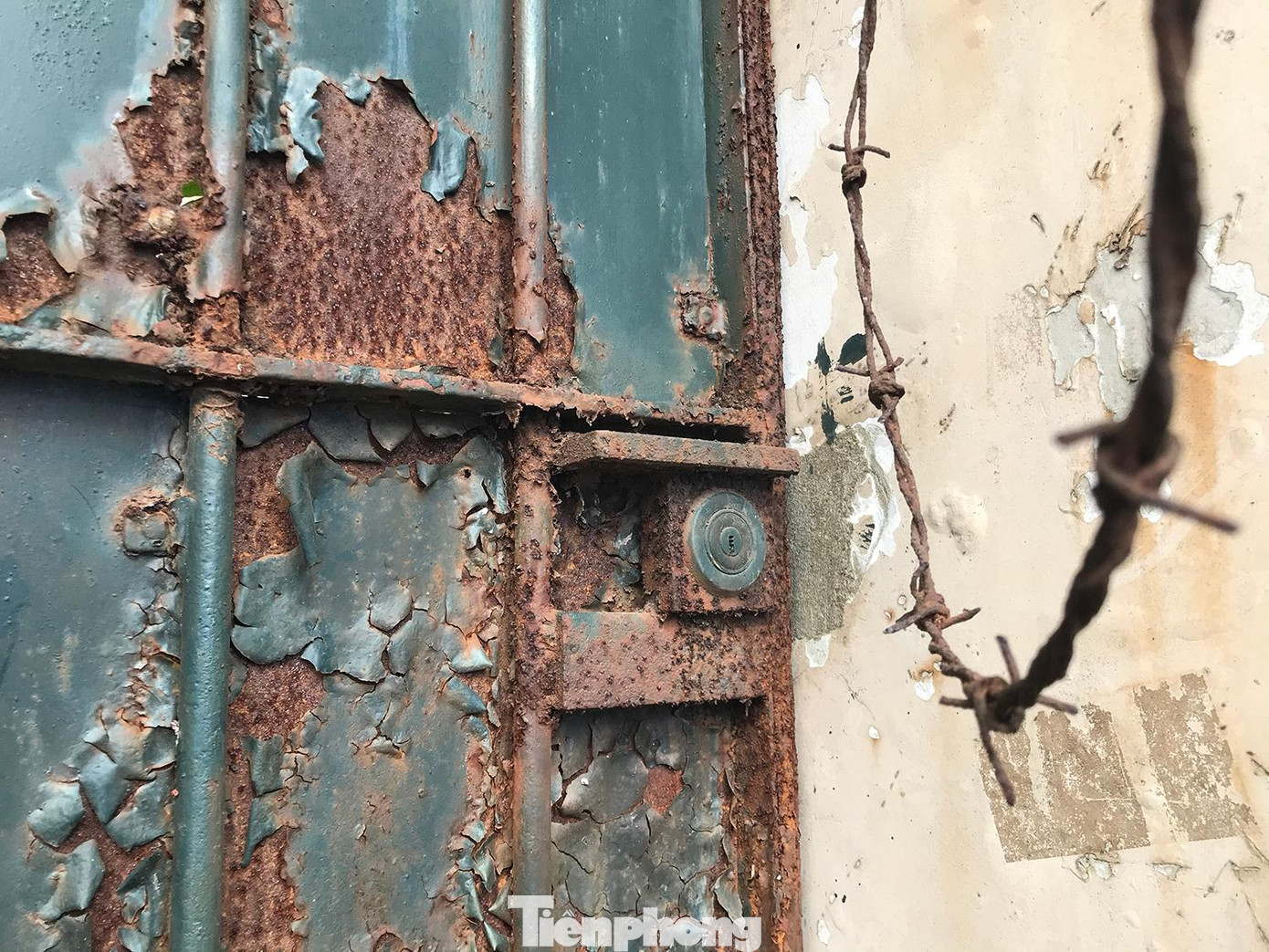 Ổ khoá mở cổng vào ngôi nhà cũng hoen gỉ nặng. Theo nhiều người dân sống xung quanh, ngôi nhà đã bỏ hoang nhiều năm.