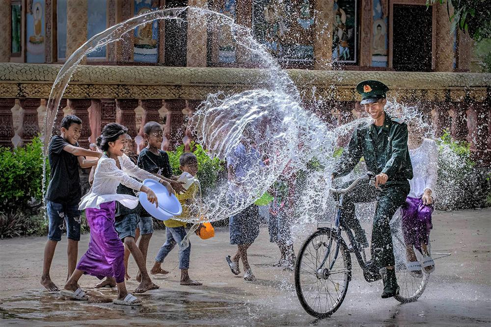 Huy chương vàng thể loại ảnh đơn thuộc về tác phẩm Vui ngày hội té nước Khmer Nam Bộ của tác giả Nguyễn Hoàng Nam. Huy chương vàng thể loại ảnh đơn thuộc về tác phẩm Vui ngày hội té nước Khmer Nam Bộ của tác giả Nguyễn Hoàng Nam.