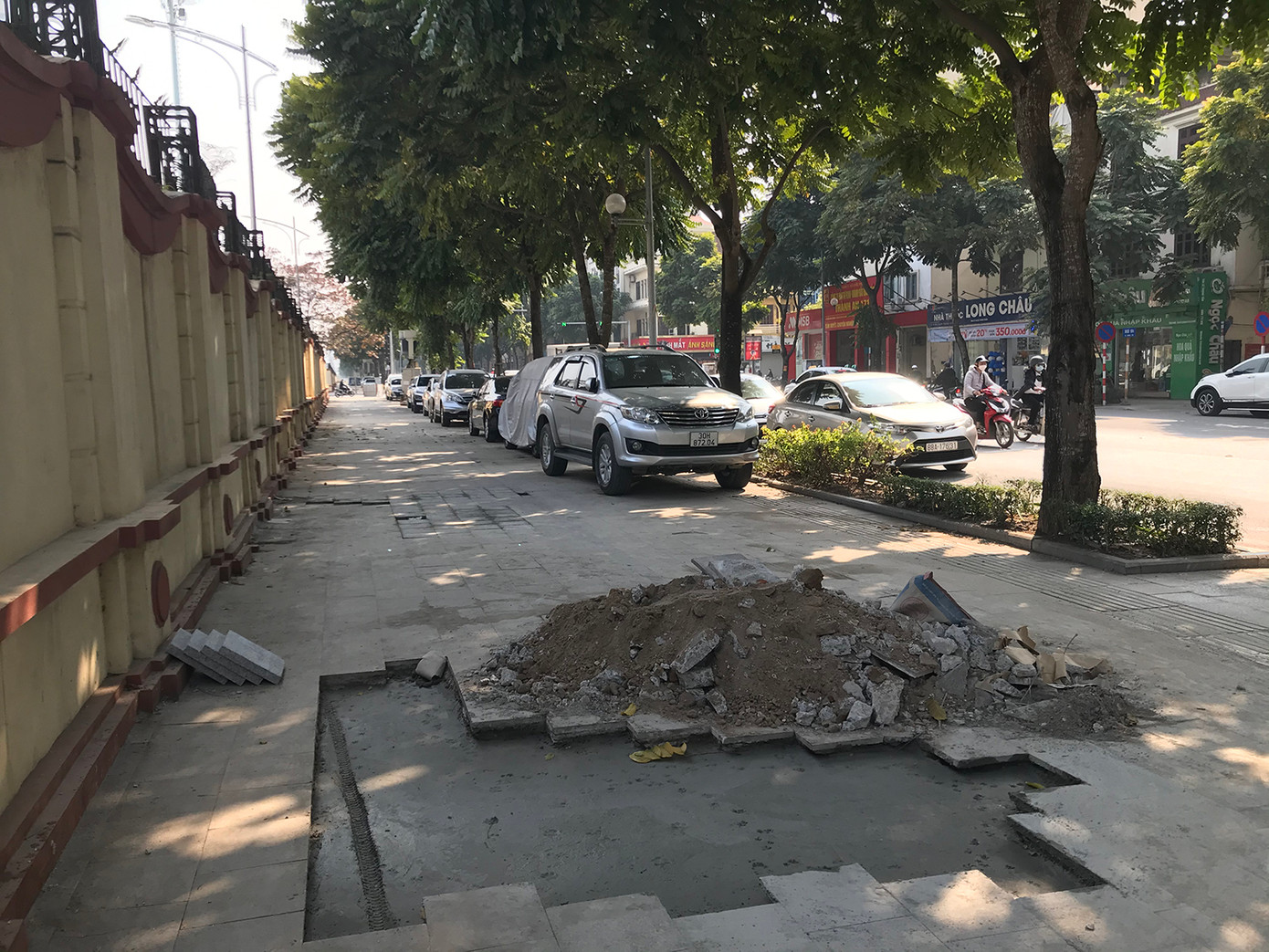 Trước đó, ngay thời điểm công tác thi công cải tạo, sửa chữa vỉa hè đang diễn ra, ô tô vẫn dừng đỗ trên vỉa hè. Ảnh: Trường Phong