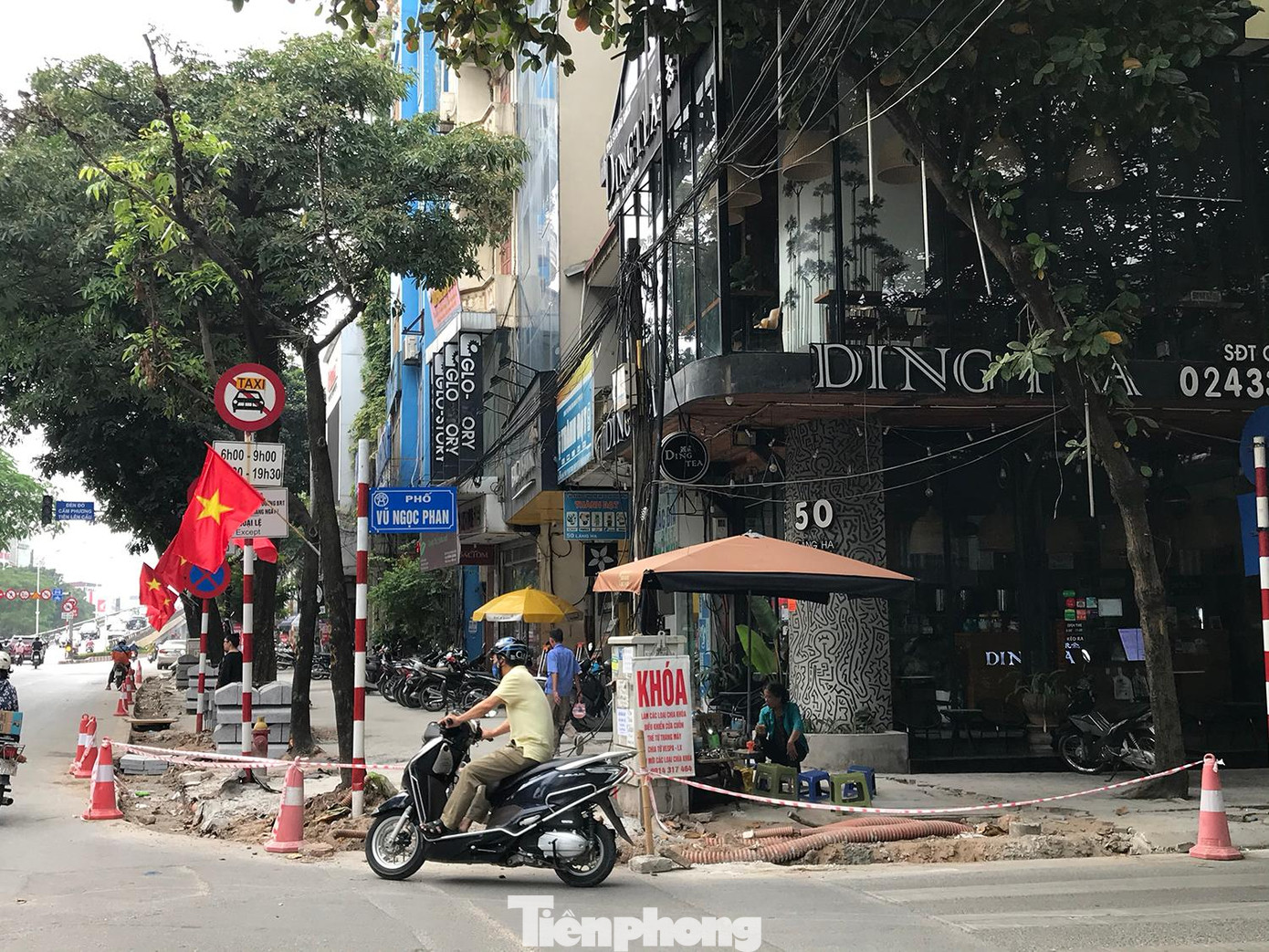 Tuy nhiên, tuyến phố này vẫn còn nhiều dây điện, dây cáp, dù theo quy định, phải đồng bộ hạ ngầm mới tiến hành cải tạo, lát lại vỉa hè. Ảnh: Trường Phong Tuy nhiên, tuyến phố này vẫn còn nhiều dây điện, dây cáp, dù theo quy định, phải đồng bộ hạ ngầm mới tiến hành cải tạo, lát lại vỉa hè. Ảnh: Trường Phong