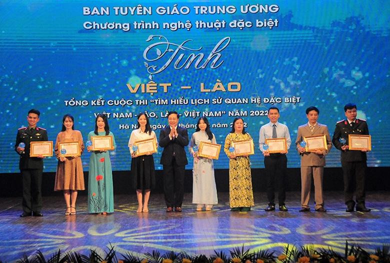 Phó Thủ tướng Thường trực Chính phủ Phạm Bình Minh trao thưởng cho các tác giả đạt giải Nhất Cuộc thi “Tìm hiểu lịch sử quan hệ đặc biệt Việt Nam-Lào, Lào-Việt Nam" năm 2022. Ảnh: PV Phó Thủ tướng Thường trực Chính phủ Phạm Bình Minh trao thưởng cho các tác giả đạt giải Nhất Cuộc thi “Tìm hiểu lịch sử quan hệ đặc biệt Việt Nam-Lào, Lào-Việt Nam" năm 2022. Ảnh: PV