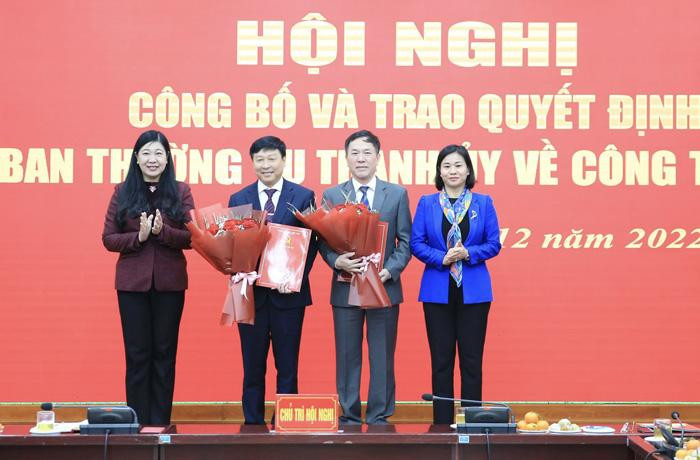 Phó Bí thư Thường trực Thành ủy Hà Nội Nguyễn Thị Tuyến; Chủ tịch Ủy ban MTTQ Việt Nam thành phố Nguyễn Lan Hương trao Quyết định của Ban Thường vụ Thành ủy và tặng hoa chúc mừng ông Đàm Văn Huân, Phạm Anh Tuấn tại Ủy ban MTTQ Việt Nam thành phố Hà Nội. Ảnh: PV