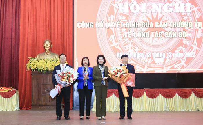 Phó Bí thư Thường trực Thành ủy Hà Nội Nguyễn Thị Tuyến và Phó Chủ tịch Thường trực HĐND thành phố Phùng Thị Hồng Hà trao quyết định của Ban Thường vụ Thành ủy và tặng hoa chúc mừng ông Phạm Anh Tuấn, Nguyễn Tiến Thiết tại huyện Ứng Hòa. Ảnh: PV
