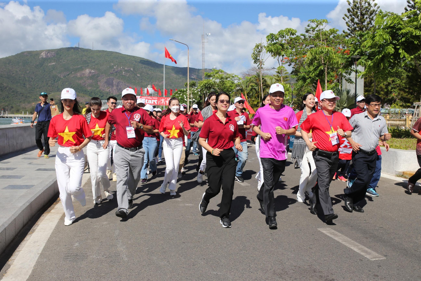 Bà Nguyễn Thị Phượng, Phó Tổng Giám đốc Agribank; nhà báo Lê Xuân Sơn, Tổng Biên tập báo Tiền Phong cùng các hoa hậu, người đẹp, đại biểu khách mời chạy đồng hành trong buổi lễ ra mắt Ứng dụng Agribank Sports. Ảnh: Như Ý