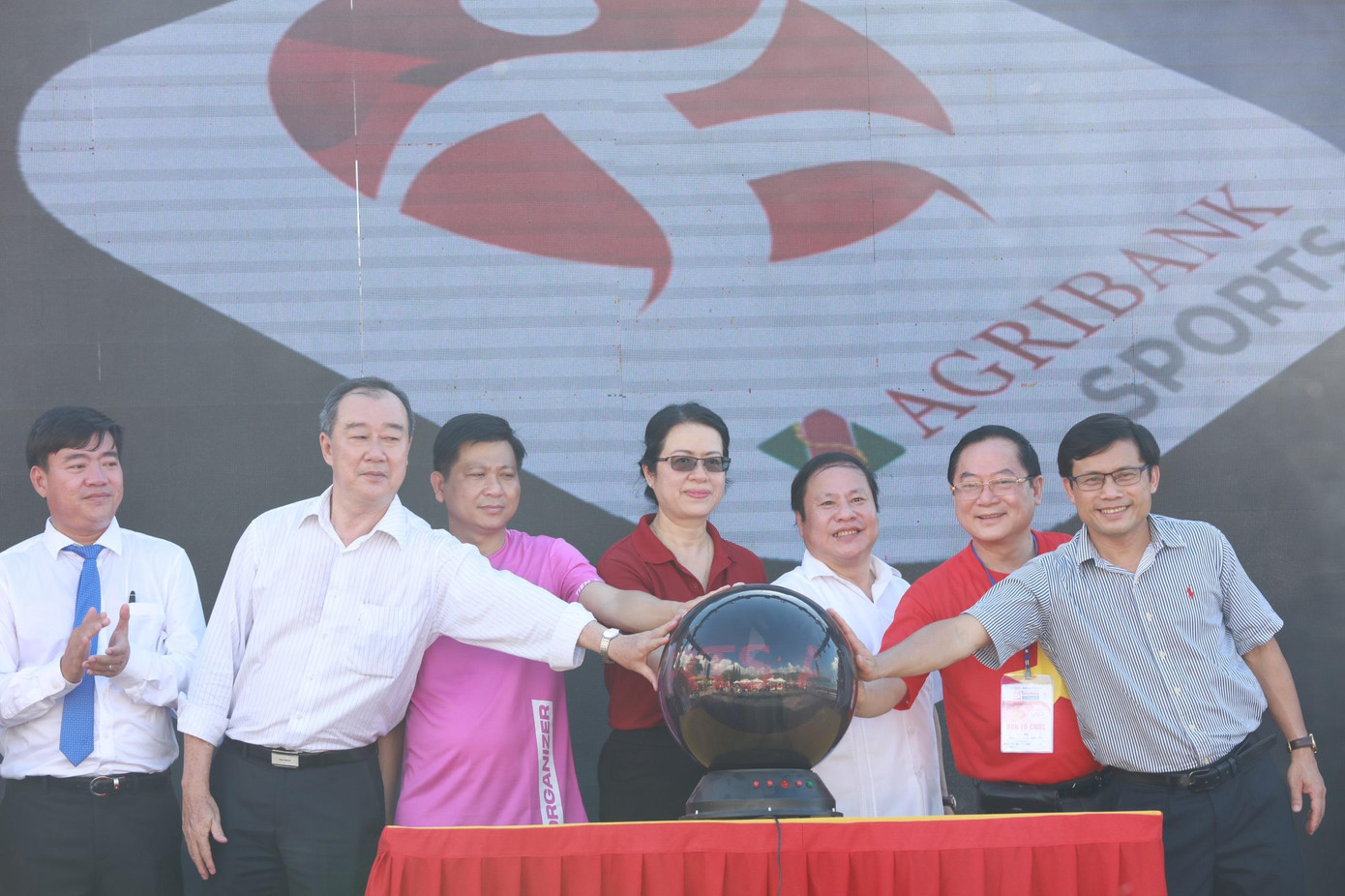 Đại diện lãnh đạo Ngân hàng Agribank và các khách mời khai trương Ứng dụng Agribank Sports. Ảnh: Như Ý