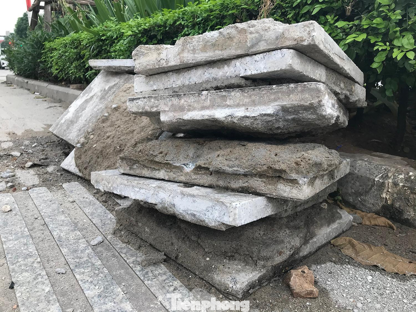 Theo quan sát của phóng viên, những viên đá dính bê tông phía dưới ít có khả năng tái sử dụng. Ảnh: Trường Phong