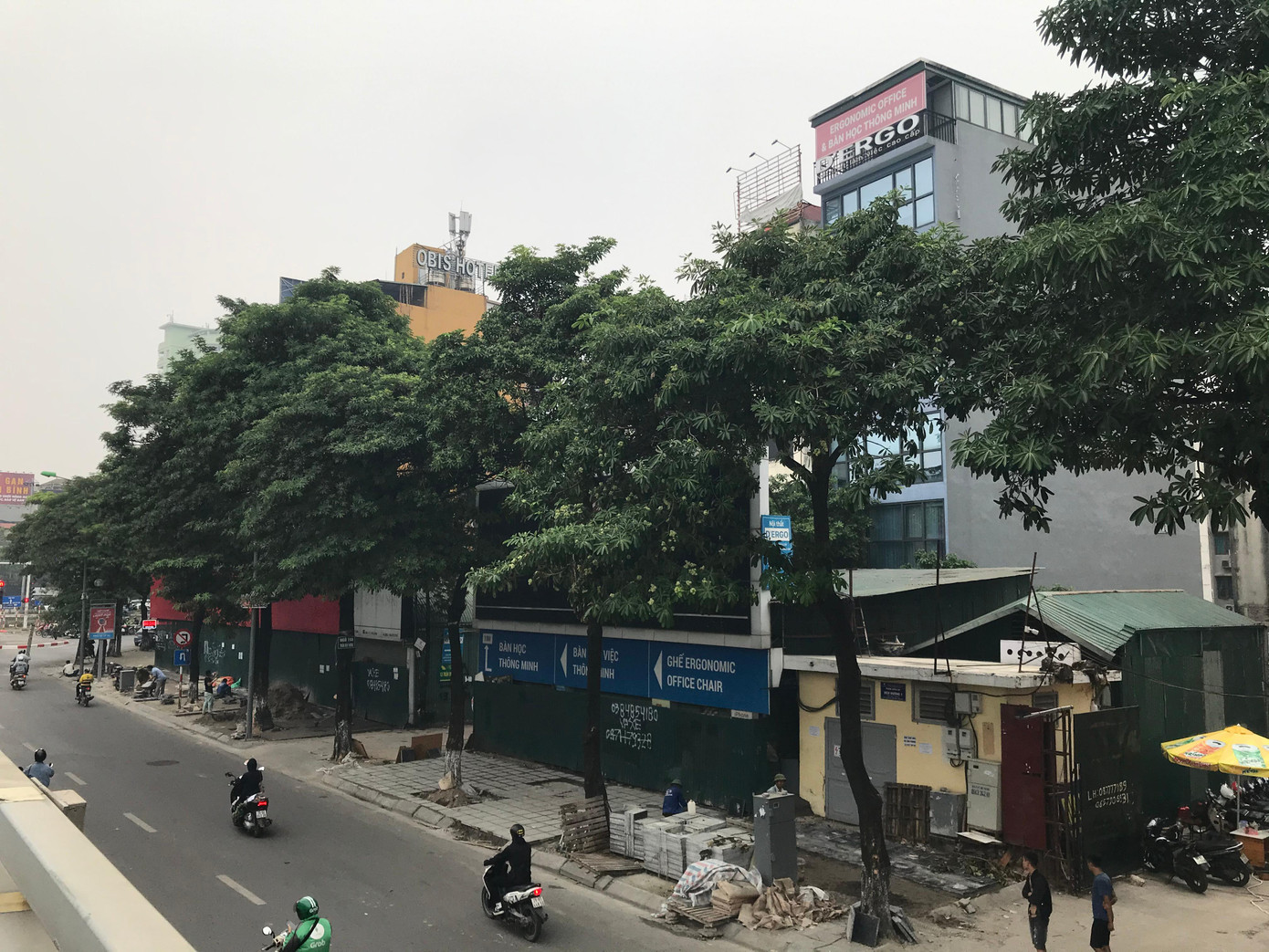 Một phần hàng hoa sữa trên đường Trần Duy Hưng, đoạn giáp với đường Nguyễn Chí Thanh. Ảnh: Trường Phong