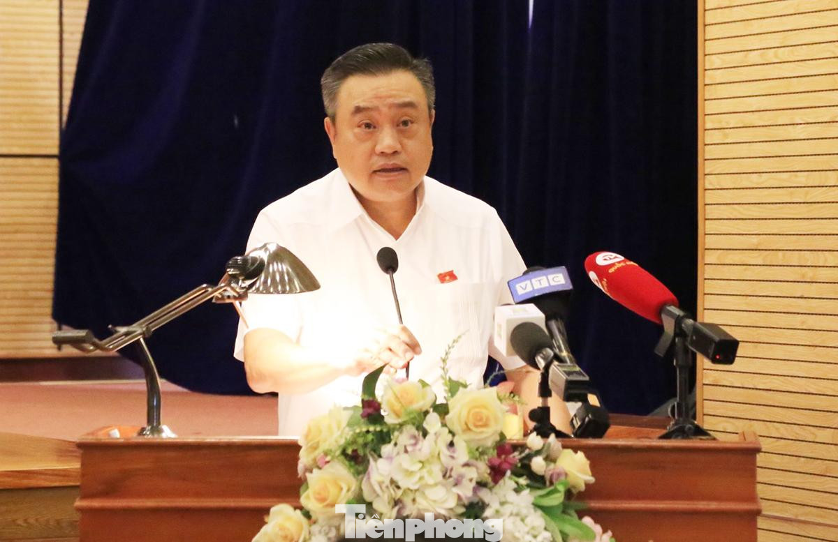 Chủ tịch UBND thành phố Hà Nội Trần Sỹ Thanh trao đổi tại hội nghị. Ảnh: PV