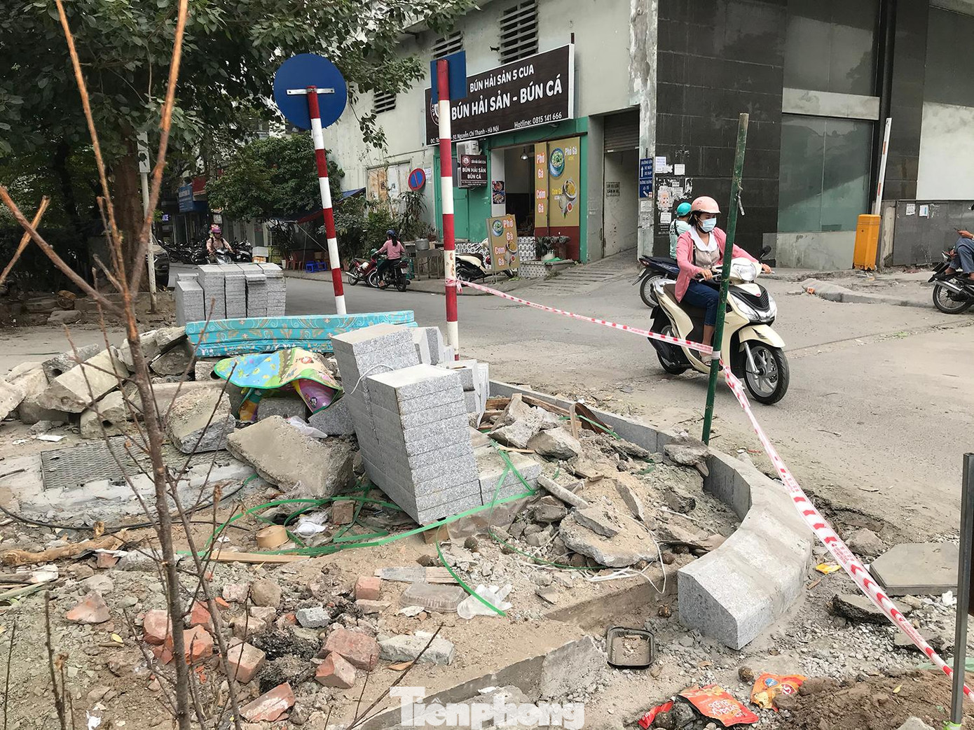 Tuyến phố Nguyễn Chí Thanh (Đống Đa) hiện đang được cải tạo, lát đá vỉa hè. Ảnh: Trường Phong