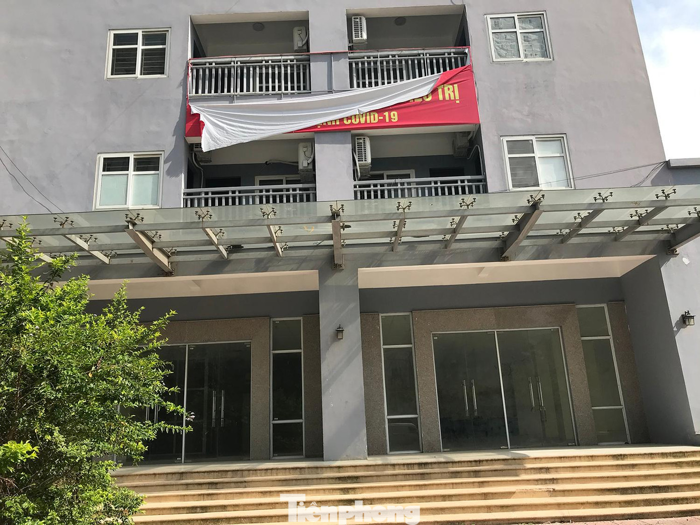Trong thời gian cao điểm phòng, chống dịch COVID-19, toà chung cư được trưng dụng làm nơi điều trị bệnh nhân COVID-19, nhưng hiện tại, sau khi kết thúc trưng dụng, toà nhà lại bỏ không. Ảnh: Trường Phong