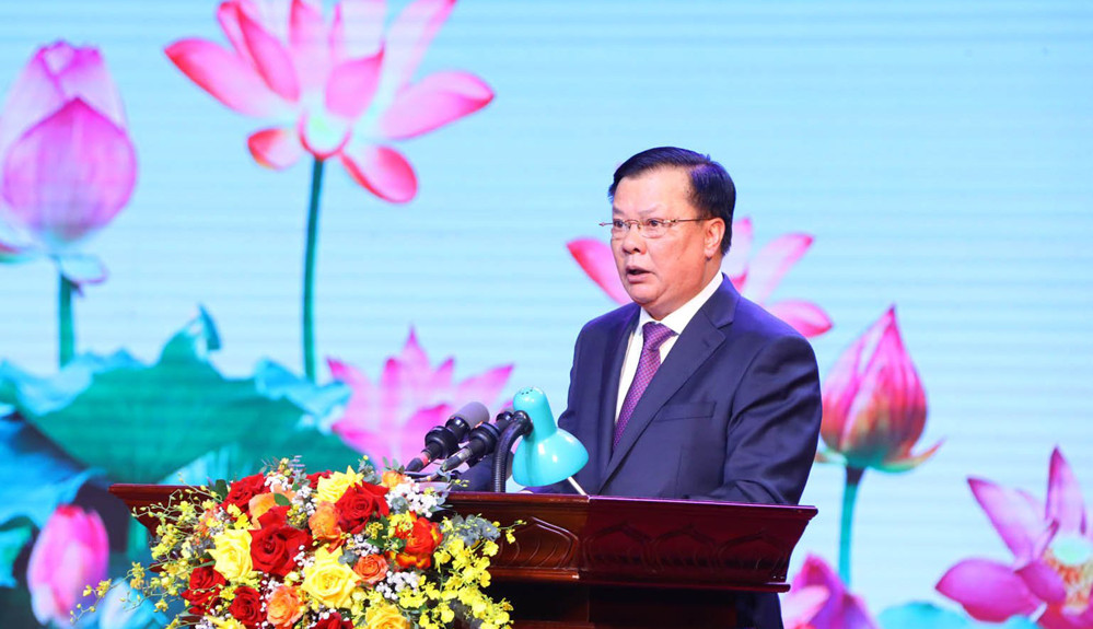 Bí thư Thành ủy Hà Nội Đinh Tiến Dũng đọc diễn văn tại lễ kỷ niệm. Ảnh: PV Bí thư Thành ủy Hà Nội Đinh Tiến Dũng đọc diễn văn tại lễ kỷ niệm. Ảnh: PV