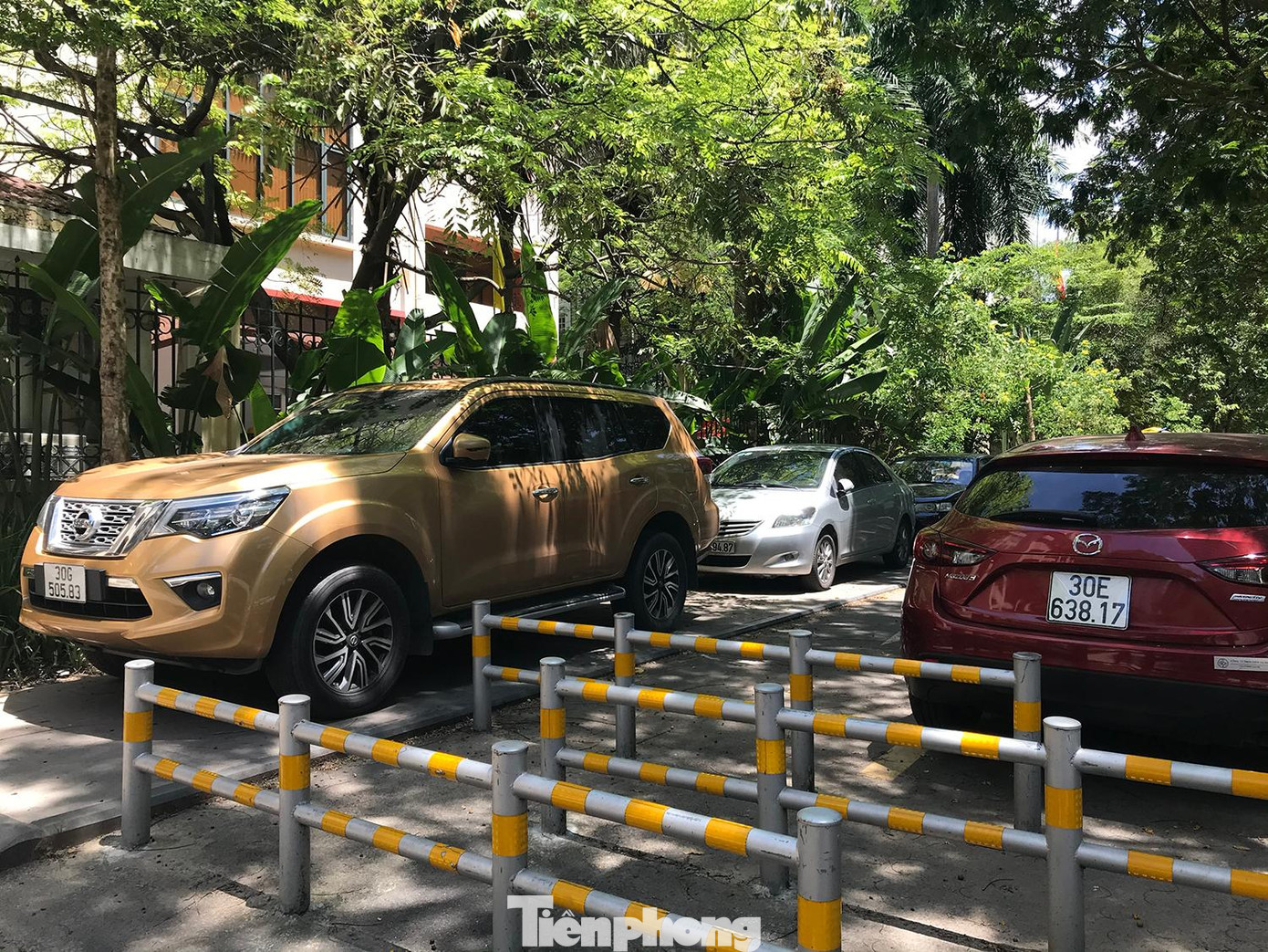 Nhiều xe ô tô đỗ trong làn đường dành riêng cho người đi bộ, phía ngoài Cục Văn thư lưu trữ trên phố Huỳnh Thúc Kháng. Ảnh: Trường Phong