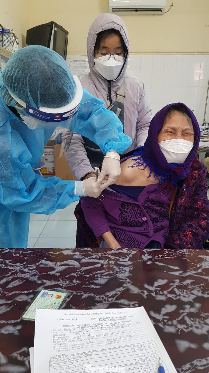 Chị Nguyễn Thanh Hà chuyển hình ảnh cho phóng viên kèm theo chú thích: Hưởng ứng chiến dịch tiêm chủng mùa Xuân. Ngày 30 Tết của chúng tôi! Theo chị Hà, đây là hình ảnh điểm trực tiêm chủng xuyên Tết của quận Đống Đa.