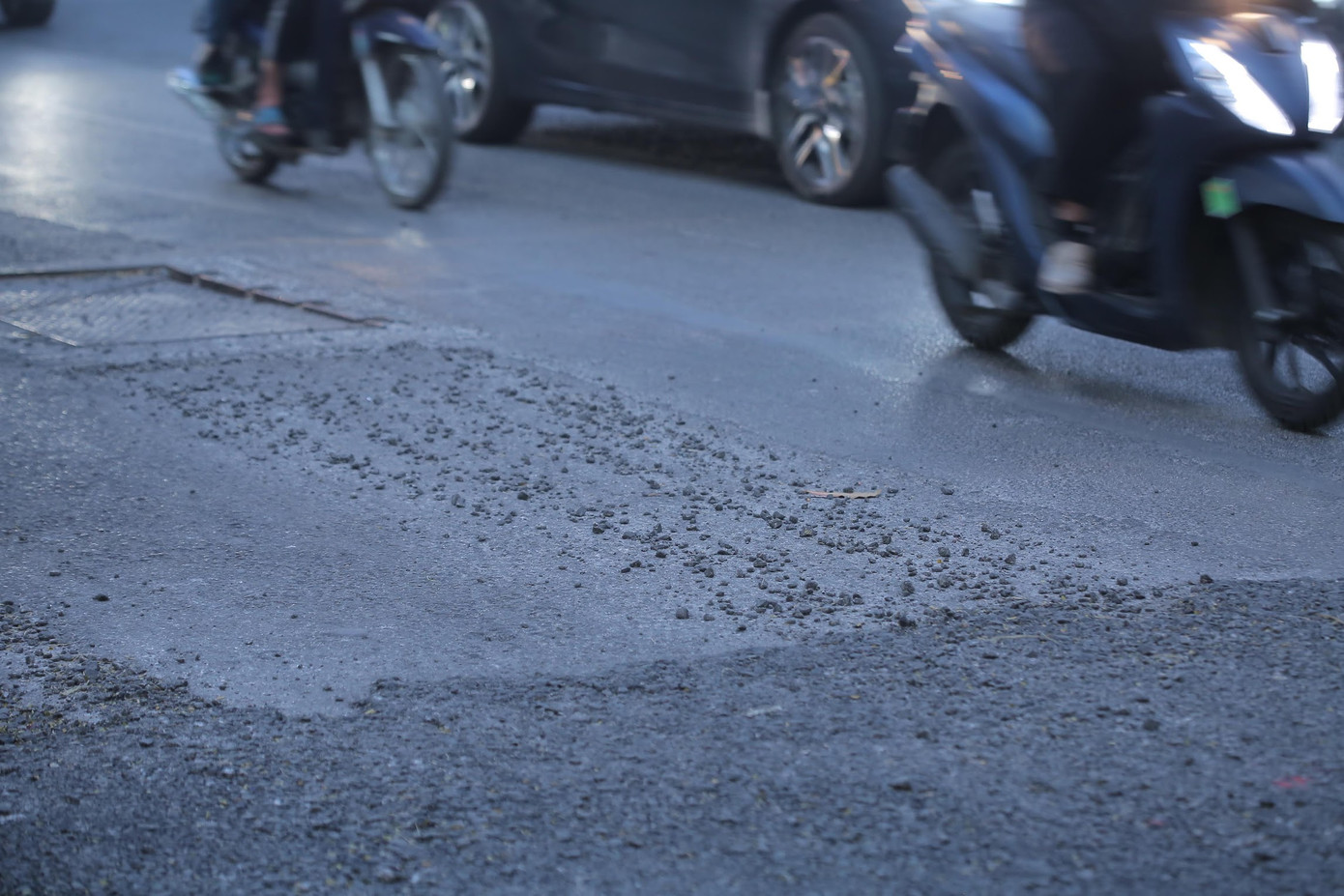 Đáng chú ý, một số vị trí vương vãi nhiều đá dăm, nhựa đường, xuất phát từ những khớp nối giữa các mảnh vá này với nhau. Ảnh: Duy Phạm