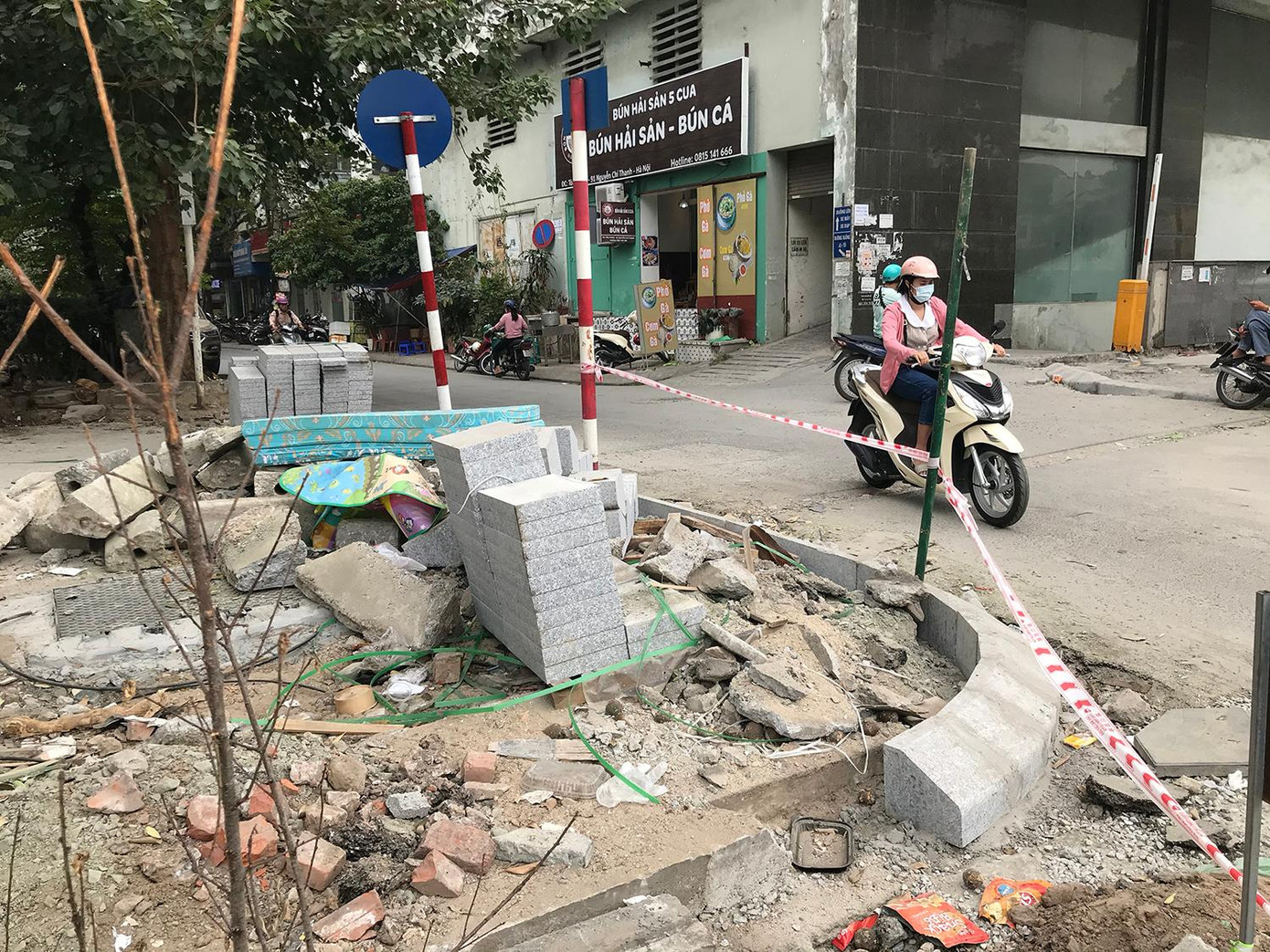 Cả tuyến vỉa hè khá dài bị đào xới, lật tung, trong khi lực lượng thi công không kịp hoàn thiện ngay vì phải thi công hoàn toàn trong buổi đêm khiến quang cảnh giống như đại công trường. Ảnh: Trường Phong