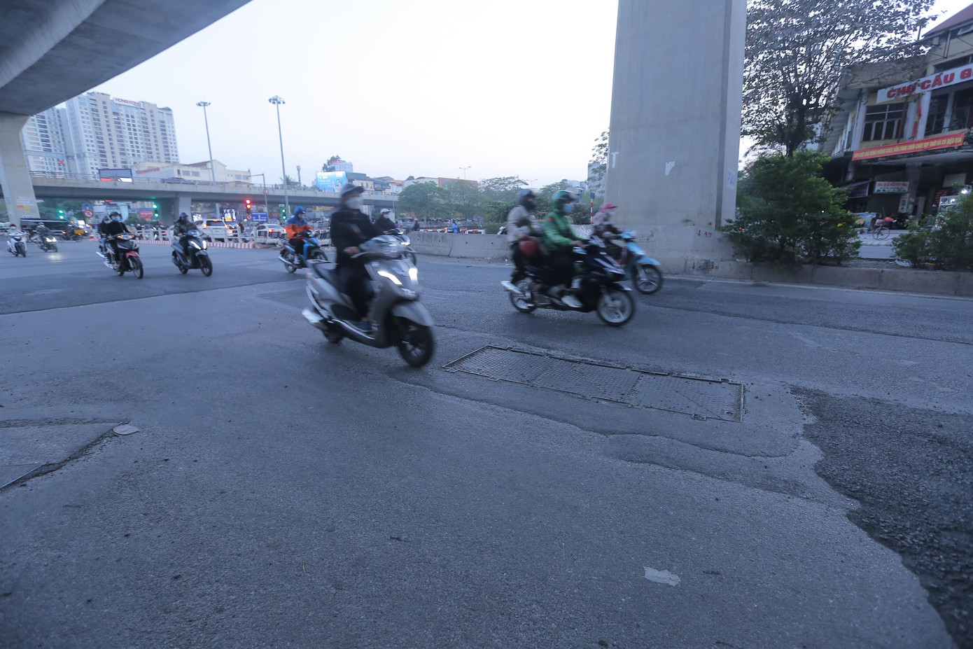 Tuy nhiên, theo ghi nhận, tuyến đường Cầu Giấy (Cầu Giấy, Hà Nội), việc thảm lại mặt đường gây nhiều băn khoăn cho dư luận. Ảnh: Duy Phạm