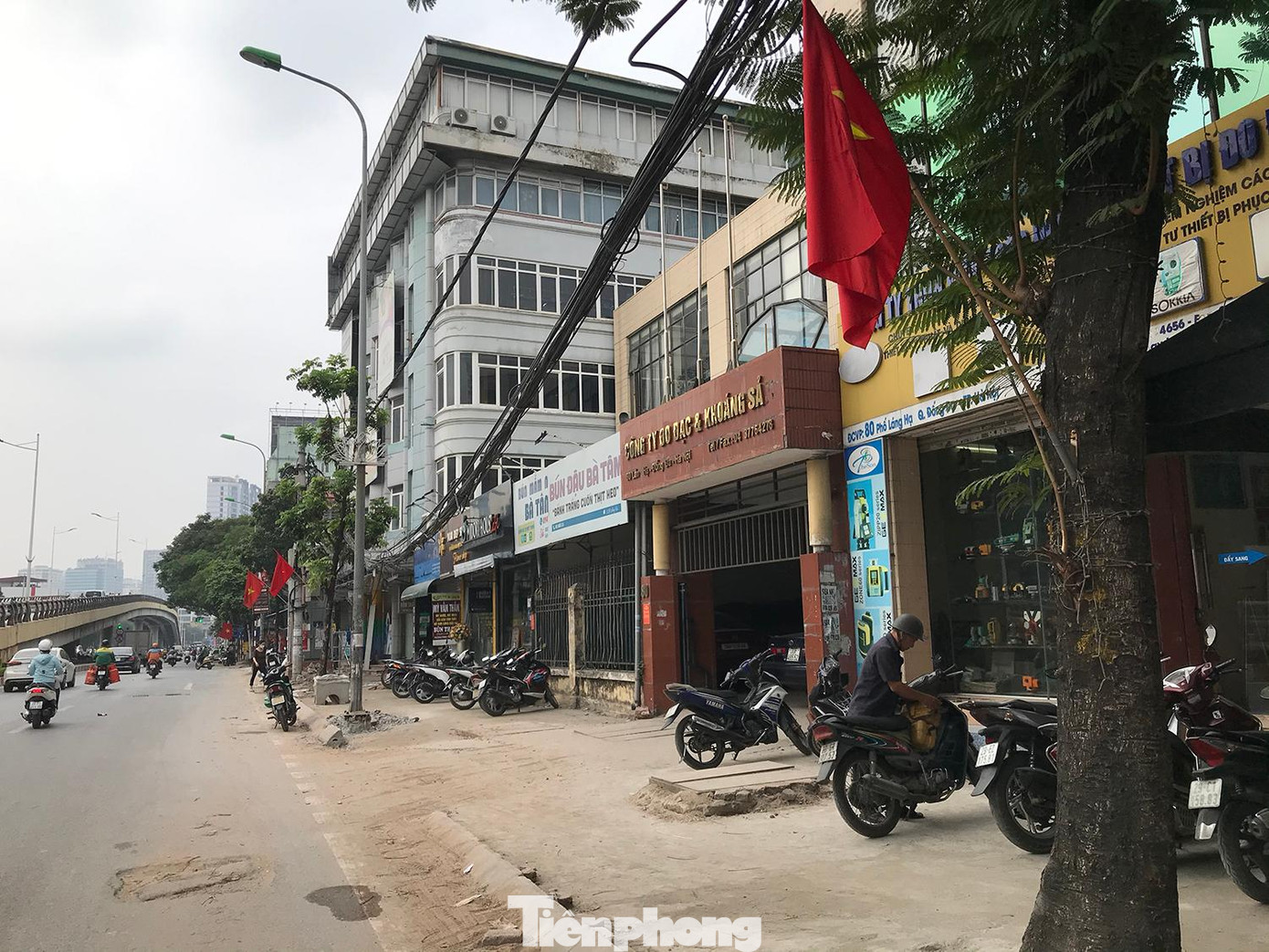 Dây điện vẫn lủng lẳng trên vỉa hè phố Láng Hạ. Ảnh: Trường Phong Dây điện vẫn lủng lẳng trên vỉa hè phố Láng Hạ. Ảnh: Trường Phong