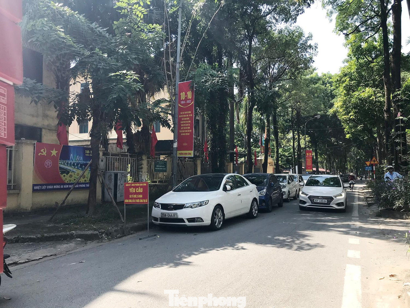 Ngay cả đoạn đường phía trước UBND phường Định Công và Công an phường Định Công, xe vẫn dừng đỗ gần như hết một làn đường. Ảnh: Trường Phong