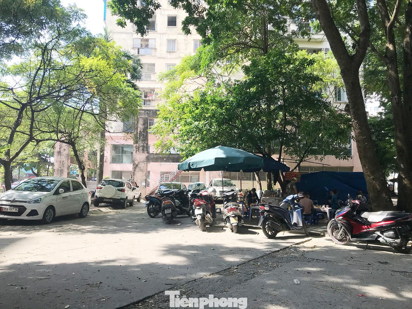 Lều bạt, hàng quán, xe cộ chiếm dụng nhiều nơi khiến bộ mặt khu đô thị hiện nhếch nhác, thiếu văn minh. Ảnh: Trường Phong