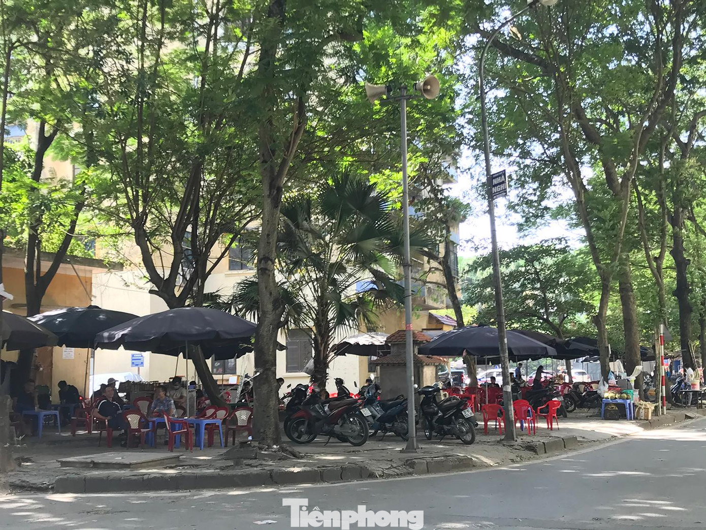 Không chỉ bị lấn chiếm bởi các phương tiện, diện tích vỉa hè, diện tích sân chung cư cũng bị nhiều hàng quán chiếm dụng. Ảnh: Trường Phong