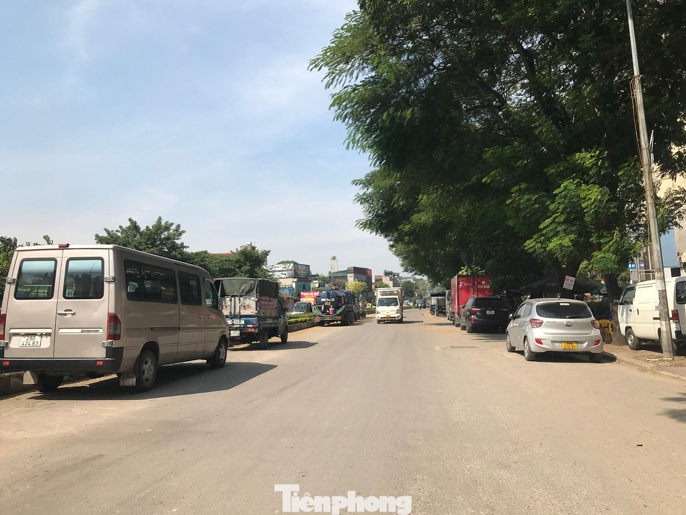 Xe ô tô đỗ tràn lan ở lòng đường, vỉa hè trong Khu đô thị Định Công. Ảnh: Trường Phong