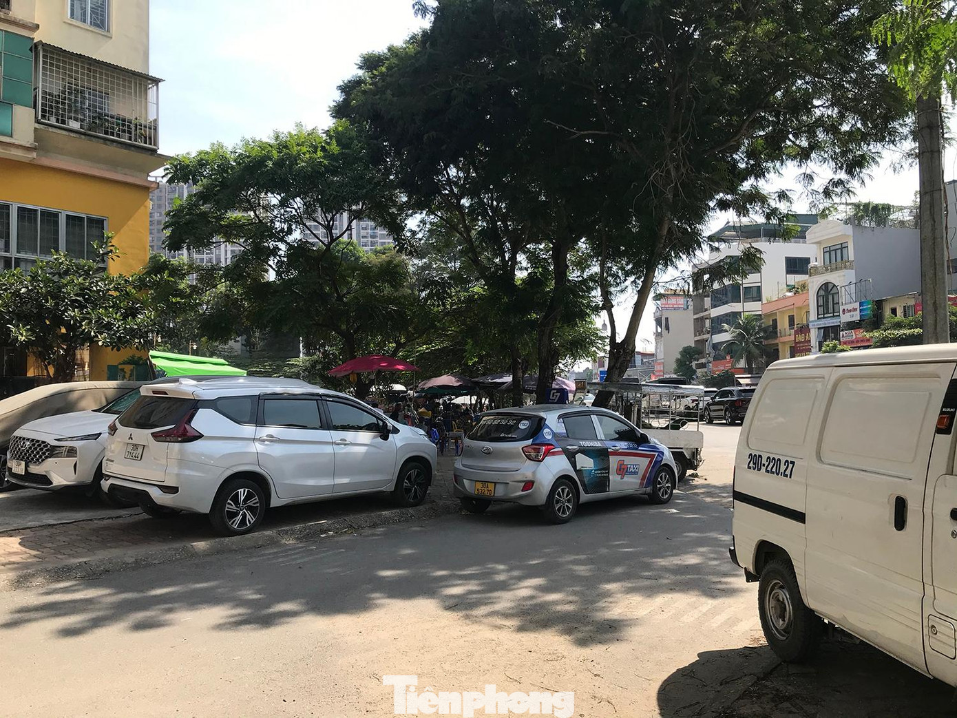 Hầu như ở toà chung cư nào cũng bị xe ô tô đỗ tràn lan trong khuôn viên. Ảnh: Trường Phong