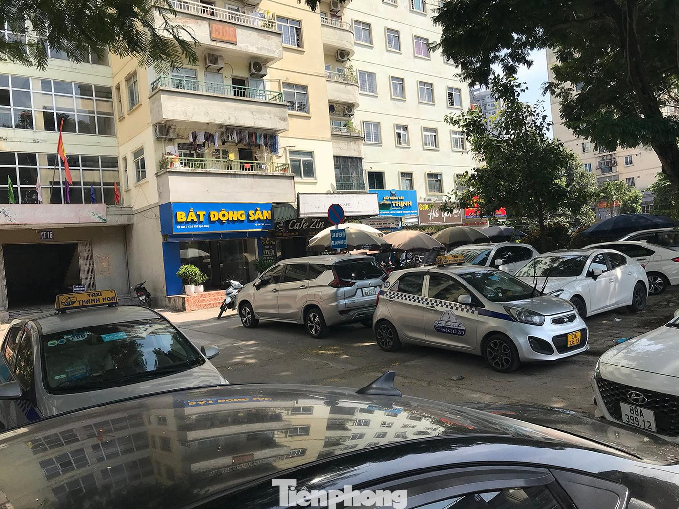 Sân một toà nhà chung cư tràn ngập xe ô tô dừng đỗ ngang dọc. Ảnh: Trường Phong