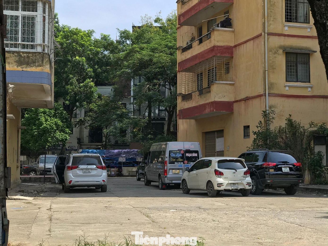 Mới đây, hồi tháng 8/2022, UBND thành phố Hà Nội có văn bản yêu cầu tăng cường hoạt động thanh tra, kiểm tra, kiên quyết xử lý đối với các trường hợp phương tiện lấn chiếm lòng, đường, vỉa hè, dừng, đỗ xe sai quy định, các điểm trông giữ phương tiện tự phát, tuy nhiên, ở Định Công vẫn xảy ra tình trạng này. Ảnh: Trường Phong