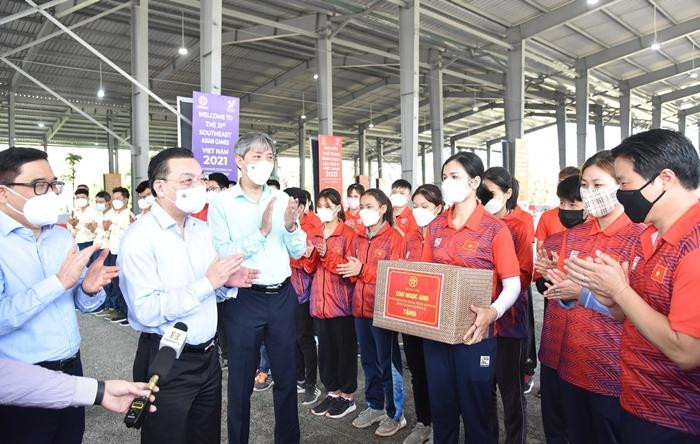 Chủ tịch UBND thành phố Hà Nội động viên các vận động viên tham dự SEA Games 31. Ảnh: PV Chủ tịch UBND thành phố Hà Nội động viên các vận động viên tham dự SEA Games 31. Ảnh: PV