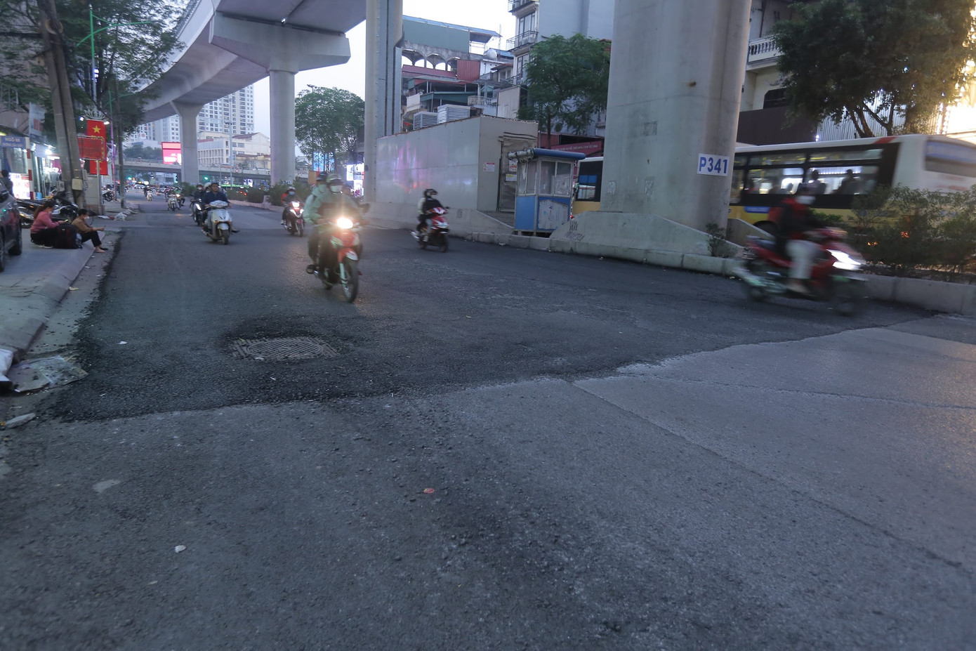 Thậm chí, có những đoạn gồ lên rất cao so với mặt đường cũ. Ảnh: Duy Phạm