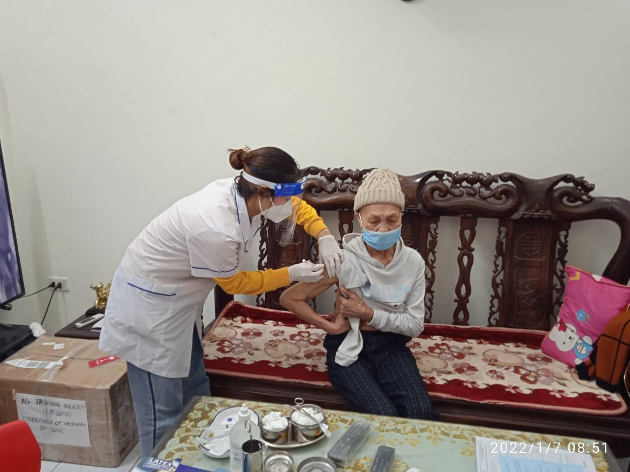 Tiêm vắc xin cho người cao tuổi, người có nguy cơ cao tại nhà trên địa bàn phường Cống Vị. Theo thống kê, phường có 63 trường hợp cần tiêm tại nhà, người cao tuổi nhất sinh năm 1921, người nhỏ tuổi nhất sinh năm 1981. Ảnh: PV