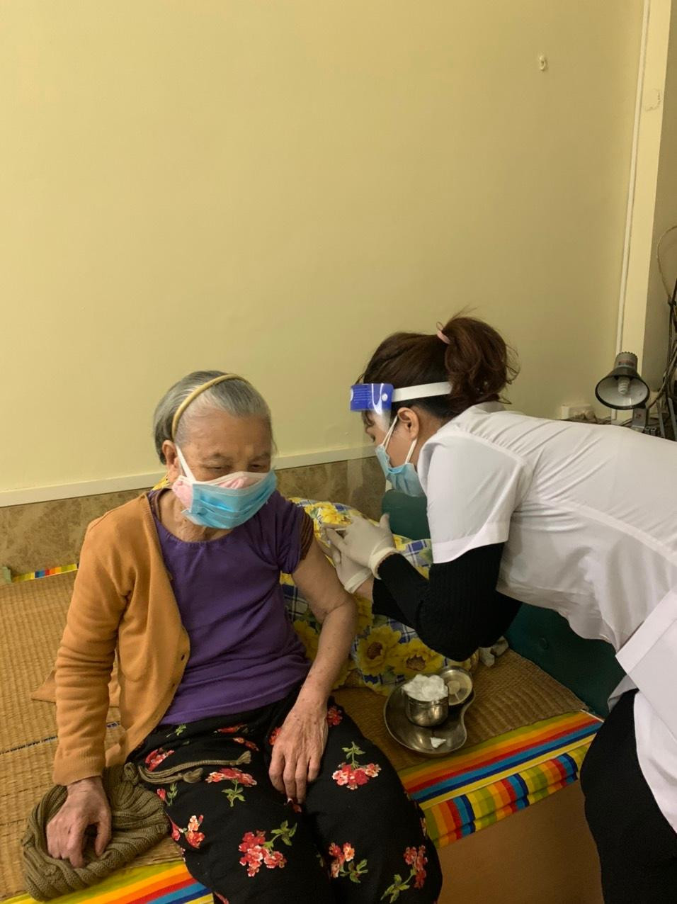 Trung tâm Y tế quận Ba Đình cũng đã phân công lực lượng hỗ trợ, UBND các phường cử cán bộ cơ sở tham gia Tổ tiêm chủng tại nhà. Ảnh: PV