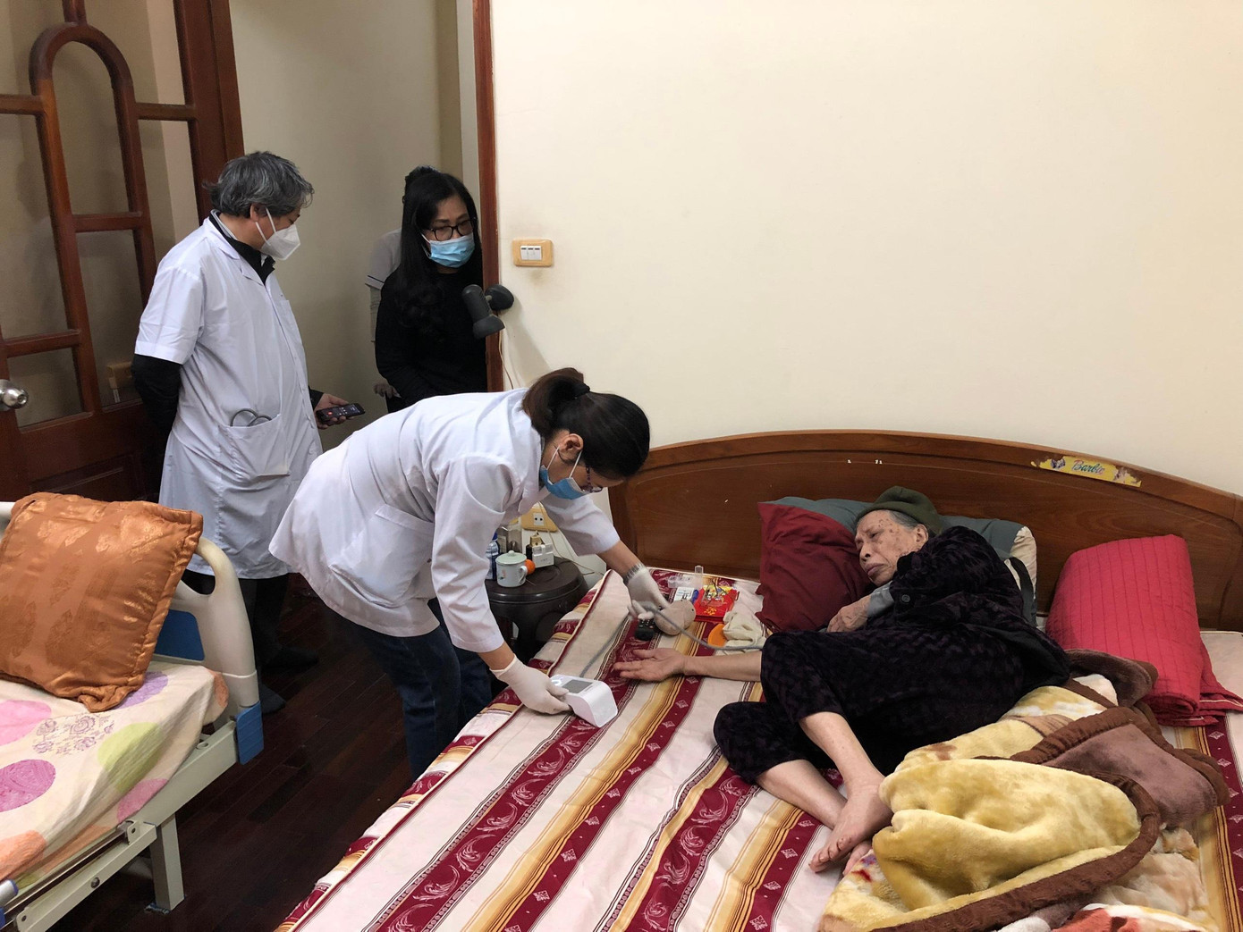 Theo đại diện lãnh đạo quận Ba Đình, thời gian tiêm trong 3 ngày (7,8,9/1/2022), hoàn thành chậm nhất vào 18h00, ngày chủ nhật cho 850 trường hợp trên địa bàn quận. Ảnh: PV