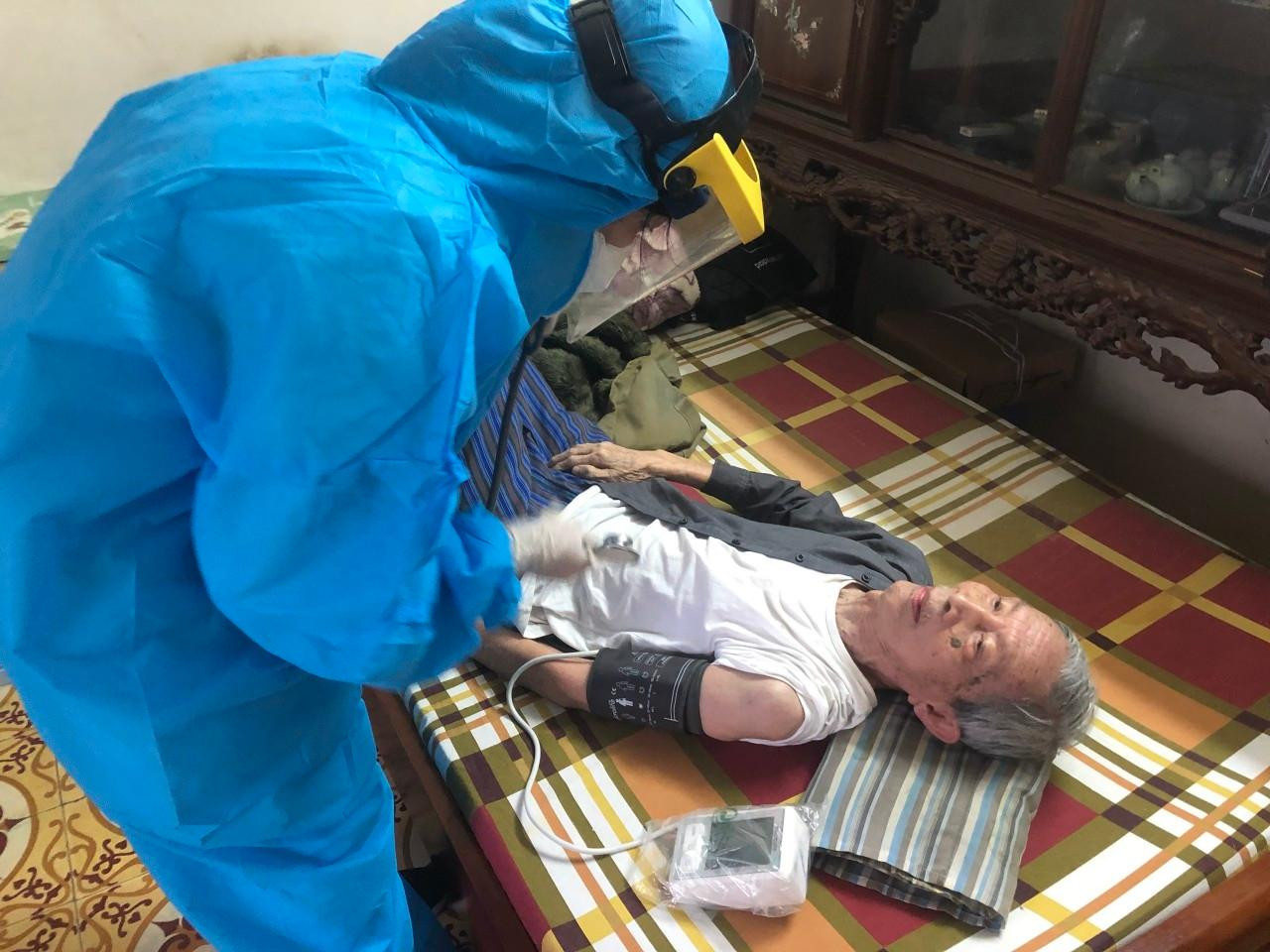 Thành phố Hà Nội yêu cầu các địa phương cần đặc biệt quan tâm hơn việc tiêm vắc xin phòng COVID-19 cho các đối tượng nguy cơ cao. Sở Y tế khẩn trương có hướng dẫn thực hiện việc tiêm vắc xin tại nhà. Trừ các trường hợp theo chỉ định y tế không thể tiêm vắc xin, với các trường hợp khác, lãnh đạo địa phương phải đến tận nhà vận động, tuyên truyền, để tiêm vắc xin bằng được. Ảnh: PV