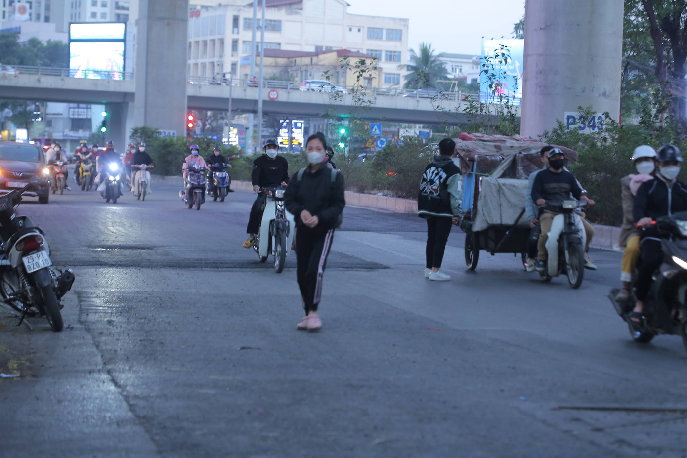 Một đoạn đường ngắn nhưng xuất hiện đến 2 - 3 miếng vá mặt đường, có đoạn gồ lên cả vài phân so với mặt đường cũ. Ảnh: Duy Phạm