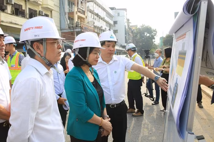 Phó Bí thư Thường trực Thành ủy Hà Nội Nguyễn Thị Tuyến và Phó Chủ tịch UBND thành phố Hà Nội Nguyễn Trọng Đông tại buổi kiểm tra diễn ra sáng nay, 27/10. Ảnh: PV Phó Bí thư Thường trực Thành ủy Hà Nội Nguyễn Thị Tuyến và Phó Chủ tịch UBND thành phố Hà Nội Nguyễn Trọng Đông tại buổi kiểm tra diễn ra sáng nay, 27/10. Ảnh: PV