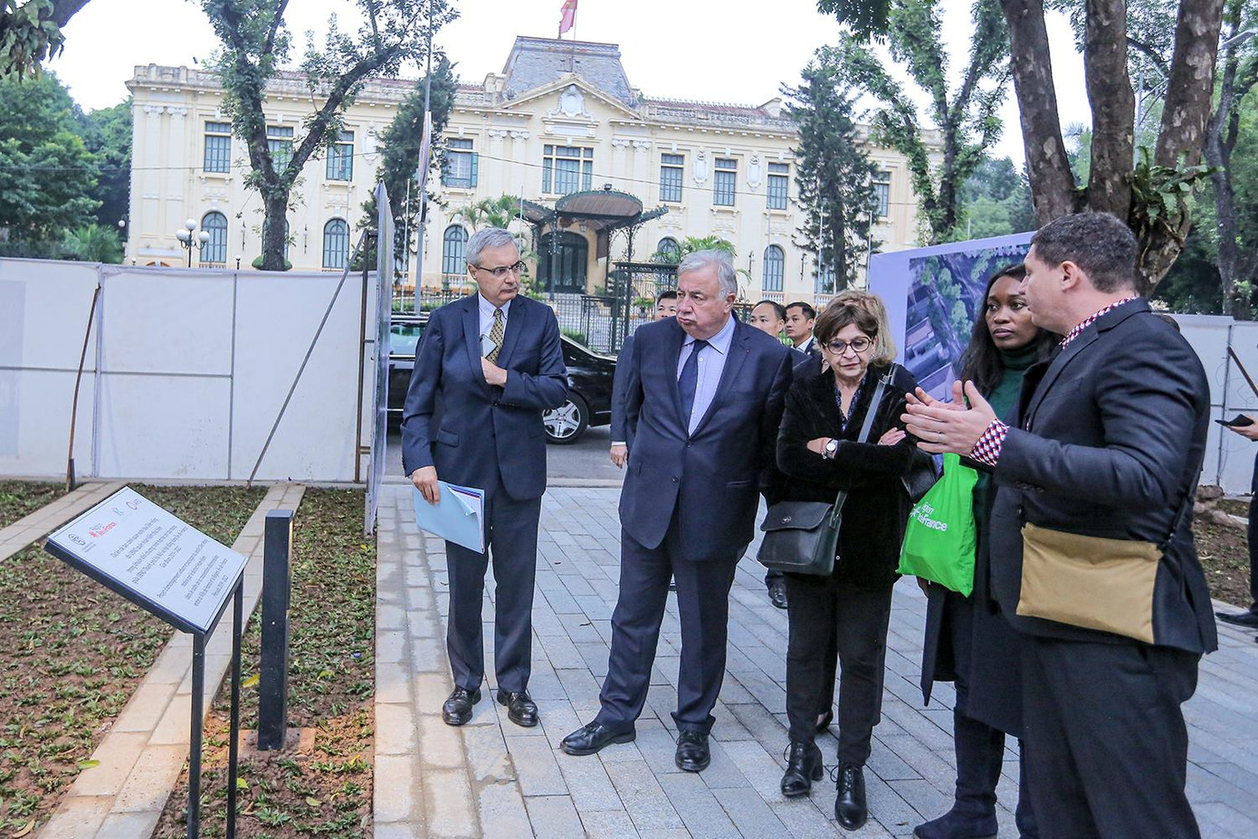 Chiều 9/12, Chủ tịch Thượng viện Cộng hòa Pháp Gérard Larcher tham quan dự án cải tạo vườn hoa Diên Hồng. Ảnh: Duy Phạm