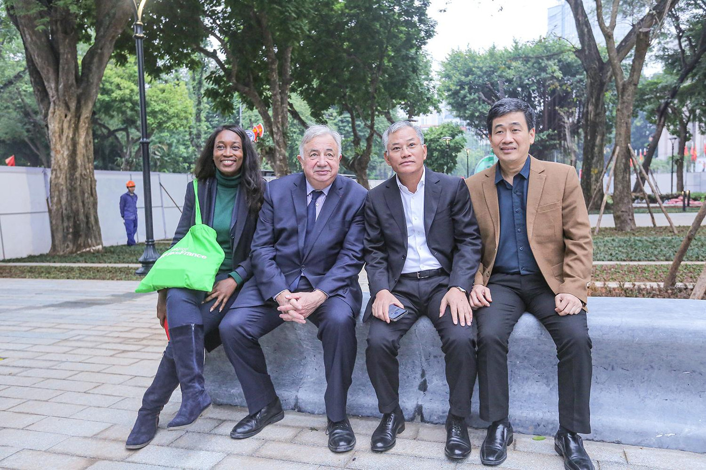 Chủ tịch Thượng viện Cộng hòa Pháp Gérard Larcher và Bà Anne-Louise Mesadieu chụp ảnh cùng lãnh đạo UBND quận Hoàn Kiếm. Ảnh: Duy Phạm