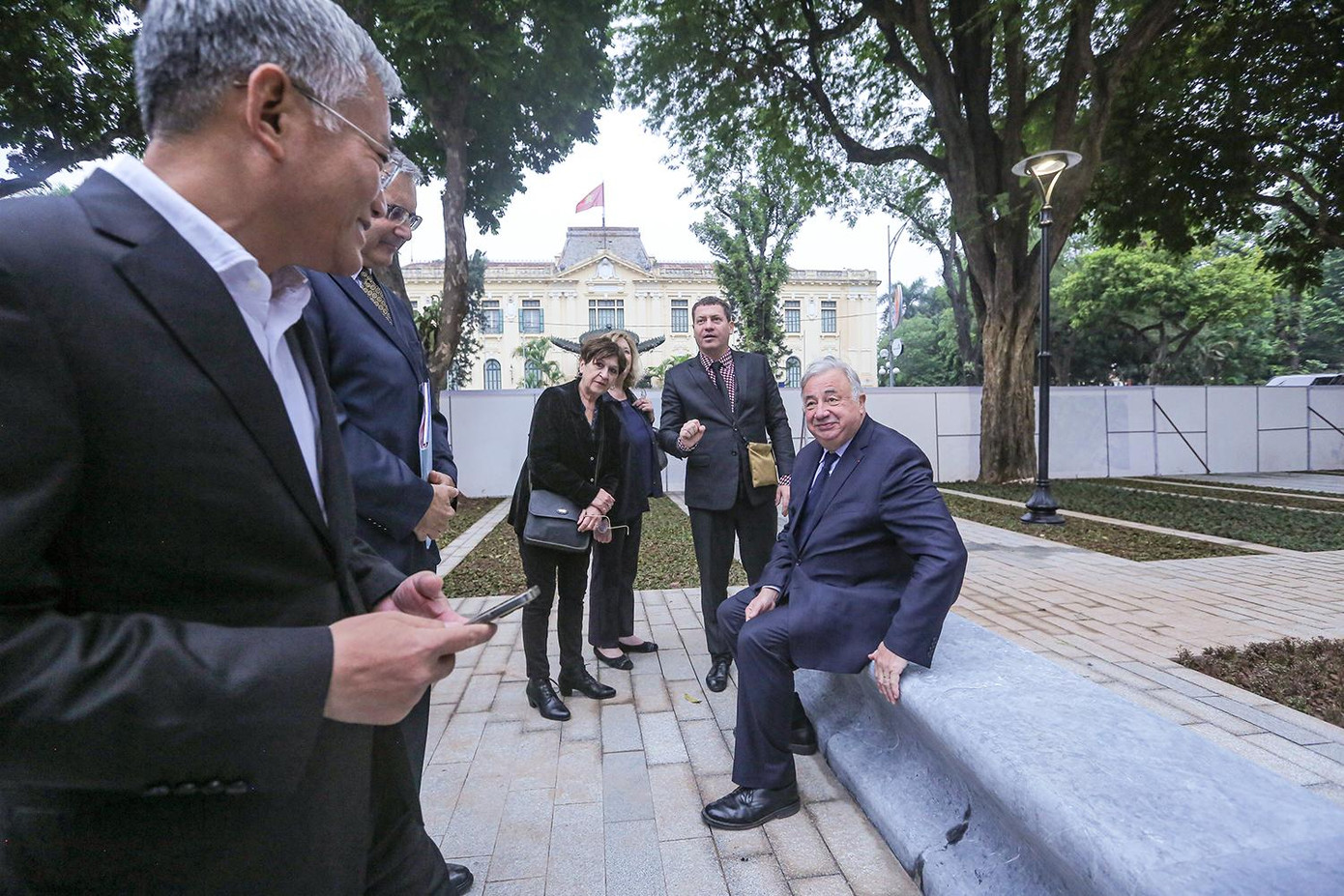 Chủ tịch Thượng viện Cộng hòa Pháp Gérard Larcher tham quan, các hạng mục của vườn hoa. Ảnh: Duy Phạm