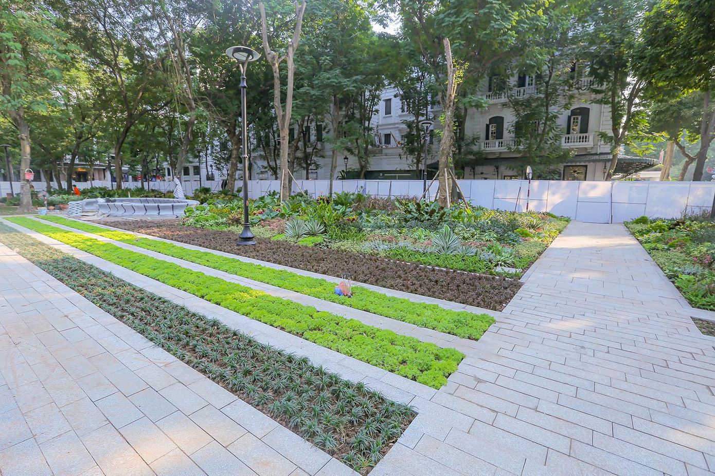 Một phần Vườn hoa Diên hồng đang được cải tạo, hoàn thiện. Ảnh: Duy Phạm