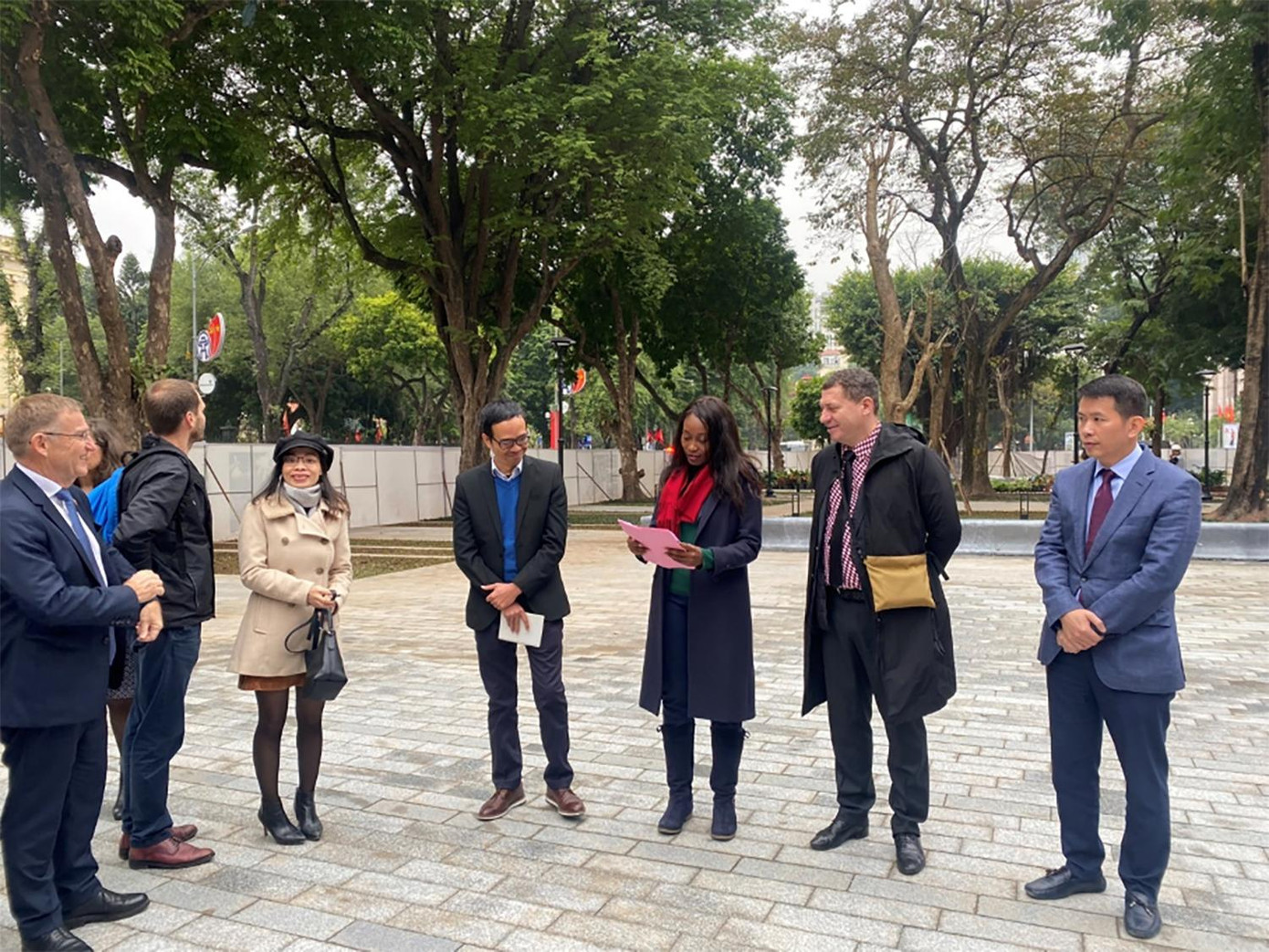 Bà Anne-Louise Mesadieu, Uỷ viên đặc trách hợp tác quốc tế Hội đồng Vùng ILE-DE-FRANCE cũng đã tham quan, nghe giới thiệu dự án cải tạo vườn hoa Diên Hồng. Ảnh: PV